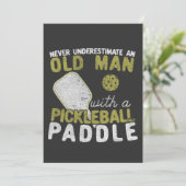 Onderschat nooit een oud Man met een Pickleball Kaart (Staand voorkant)