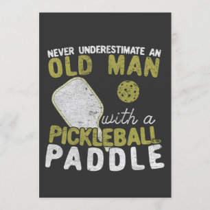 Onderschat nooit een oud Man met een Pickleball Kaart