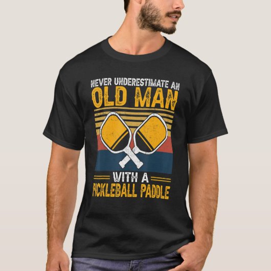 Onderschat nooit een oud Man met een Pickleball P T-shirt (Voorkant)