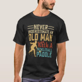 Onderschat nooit een oud Man met een pickleball P T-shirt (Voorkant)