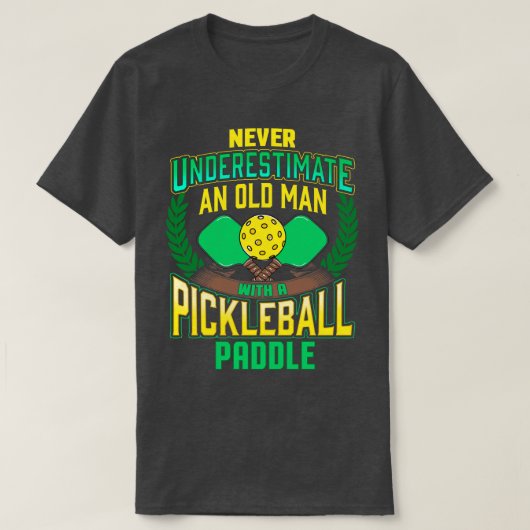 Onderschat nooit een oud Man met een pickleball P T-shirt (Design voorkant)