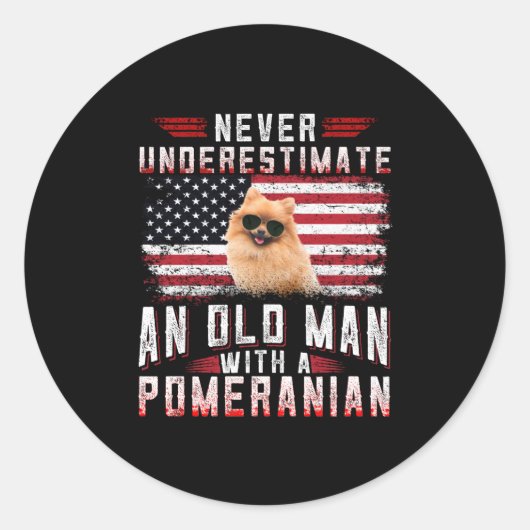 Onderschat nooit een oud man met een Pommeraanse Ronde Sticker (Voorkant)