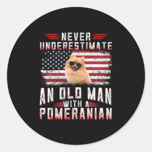 Onderschat nooit een oud man met een Pommeraanse Ronde Sticker