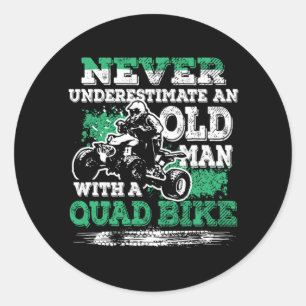 Onderschat nooit een oud Man met een quad-bike Ronde Sticker