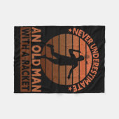 Onderschat nooit een oud Man met een racket Fleece Deken (Voorkant (Horizontaal))