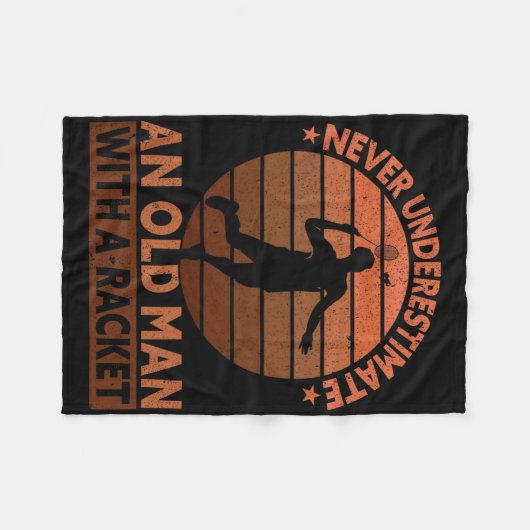 Onderschat nooit een oud Man met een racket Fleece Deken (Voorkant (Horizontaal))