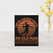 Onderschat nooit een oud Man met een racket Kaart (Gele Bloem)