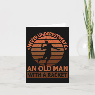 Onderschat nooit een oud Man met een racket Kaart