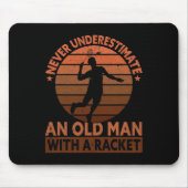 Onderschat nooit een oud Man met een racket Muismat (Voorkant)