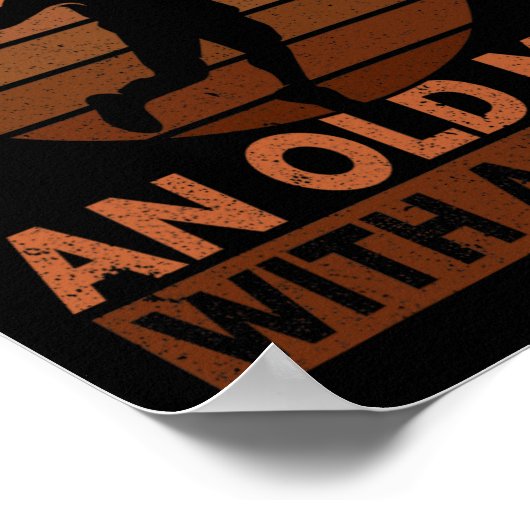 Onderschat nooit een oud Man met een racket Poster (Hoek)