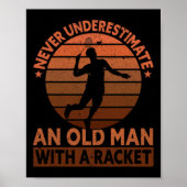 Onderschat nooit een oud Man met een racket Poster (Voorkant)