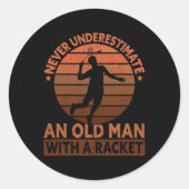 Onderschat nooit een oud Man met een racket Ronde Sticker (Voorkant)