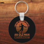 Onderschat nooit een oud Man met een racket Sleutelhanger (Voorkant)