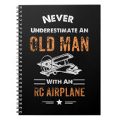 Onderschat nooit een oud Man met een RC-vliegtuig Notitieboek (Voorkant)
