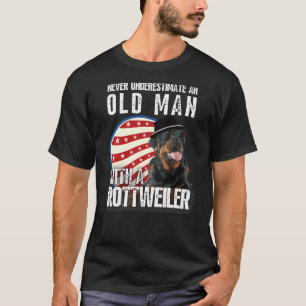 Onderschat nooit een oud Man met een Rottweiler 1 T-shirt