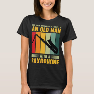 Onderschat nooit een oud Man met een saxofone T-shirt