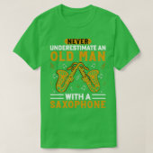 Onderschat nooit een oud man met een saXOPHONE 4 T-shirt (Design voorkant)
