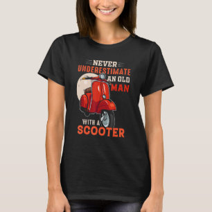 Onderschat nooit een oud Man met een scooter Pro T-shirt