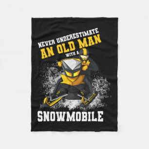 Onderschat nooit een oud Man met een sneeuwscooter Fleece Deken