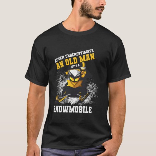 Onderschat nooit een oud Man met een sneeuwscooter T-shirt (Voorkant)