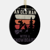 Onderschat nooit een oud man met een snowboard keramisch ornament (Rechts)