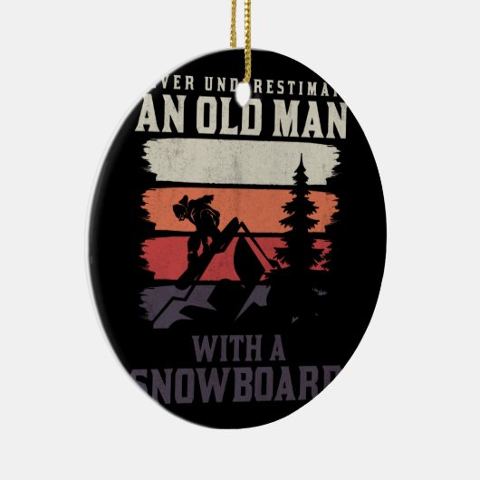 Onderschat nooit een oud man met een snowboard keramisch ornament (Rechts)
