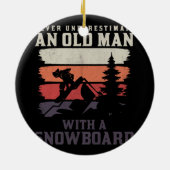 Onderschat nooit een oud man met een snowboard keramisch ornament (Achterkant)