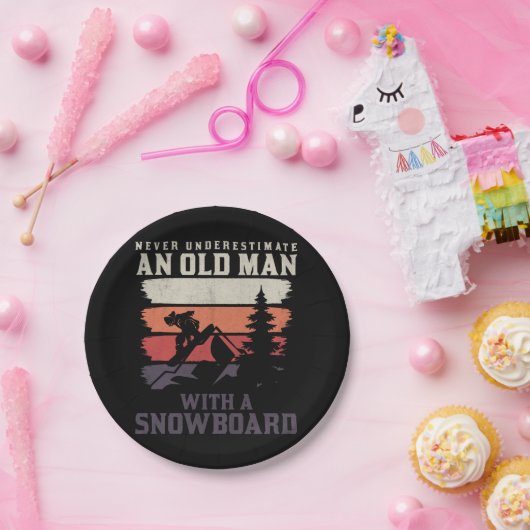 Onderschat nooit een oud man met een snowboard papieren bordje (Feest)