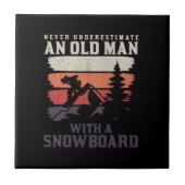 Onderschat nooit een oud man met een snowboard tegeltje (Voorkant)
