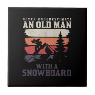 Onderschat nooit een oud man met een snowboard tegeltje