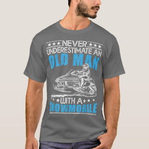 Onderschat nooit een oud man met een snowmobile 4 t-shirt