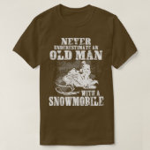 Onderschat nooit een oud Man met een Snowmobile W T-shirt (Design voorkant)