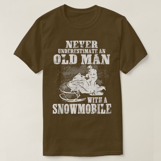 Onderschat nooit een oud Man met een Snowmobile W T-shirt (Design voorkant)