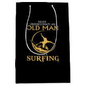 Onderschat nooit een oud Man met een surfen Medium Cadeauzakje (Voorkant)