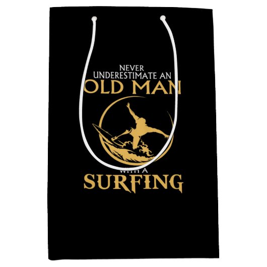 Onderschat nooit een oud Man met een surfen Medium Cadeauzakje (Voorkant)