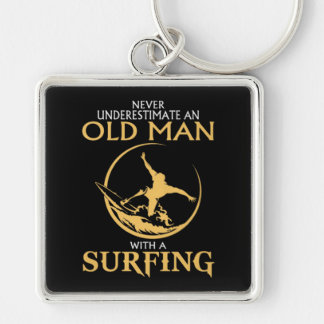 Onderschat nooit een oud Man met een surfen Sleutelhanger