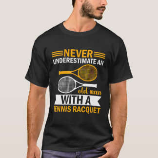 Onderschat nooit een oud Man met een Tennis Racqu T-shirt