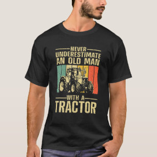 Onderschat nooit een oud Man met een tractorint T-shirt