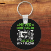 Onderschat nooit een oud Man met een trekker Sleutelhanger (Voorkant)