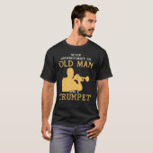Onderschat nooit een oud man met een trompet-t-shi t-shirt (Voorkant volledig)