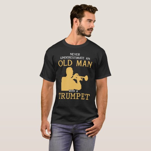 Onderschat nooit een oud man met een trompet-t-shi t-shirt (Voorkant volledig)
