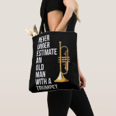 Onderschat nooit een oud Man met een Trumpet Prem Tote Bag (Dichtbij)