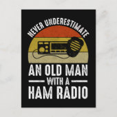 Onderschat nooit een oud Man met een uurradio Briefkaart (Voorkant)