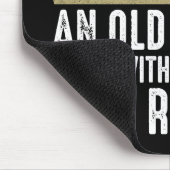 Onderschat nooit een oud Man met een uurradio Muismat (Hoek)