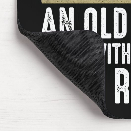 Onderschat nooit een oud Man met een uurradio Muismat (Hoek)