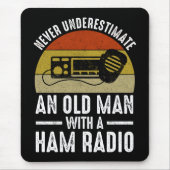 Onderschat nooit een oud Man met een uurradio Muismat (Voorkant)