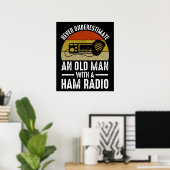 Onderschat nooit een oud Man met een uurradio Poster (Thuiskantoor)