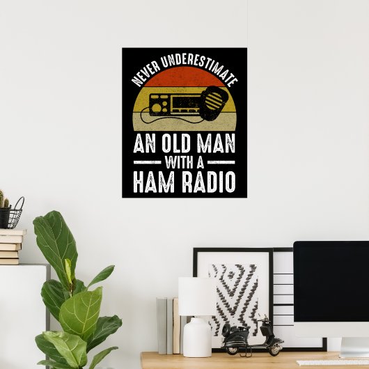 Onderschat nooit een oud Man met een uurradio Poster (Thuiskantoor)