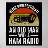 Onderschat nooit een oud Man met een uurradio Poster (Voorkant)