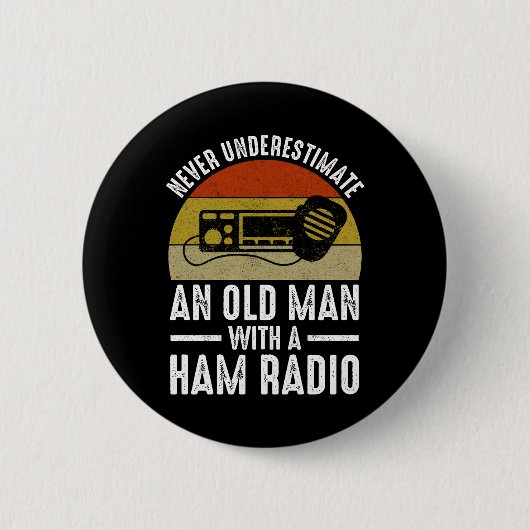 Onderschat nooit een oud Man met een uurradio Ronde Button 5,7 Cm (Voorkant)